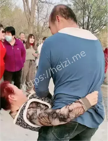 老太太金镯被剪断